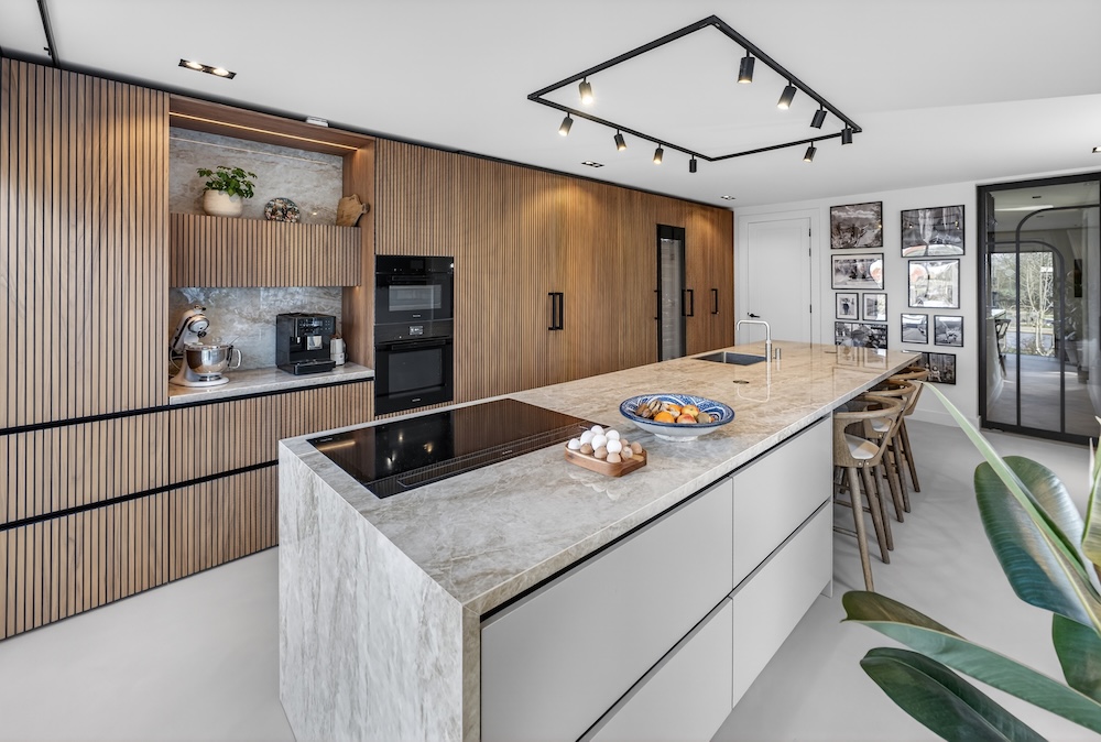 FotoBinnenkijken in een luxe keuken met unieke details
